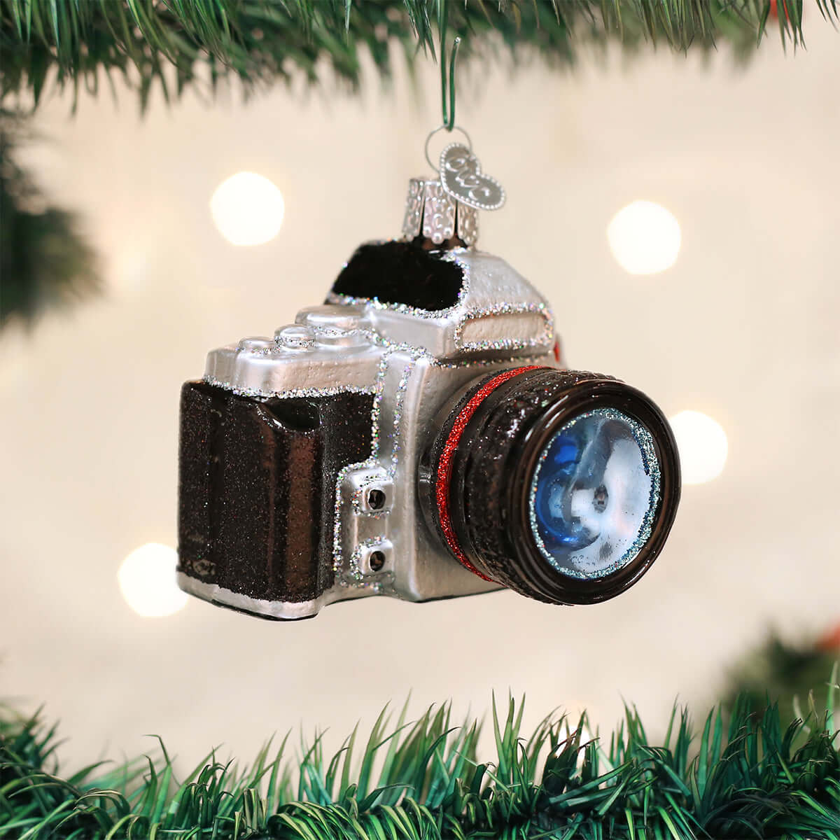 Handcrafted camera ornament for decor, a perfect gift for photography lovers to celebrate their passion.